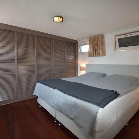 Captivating Houseboat In Loostrecht With Private Terrace לוסדרכט