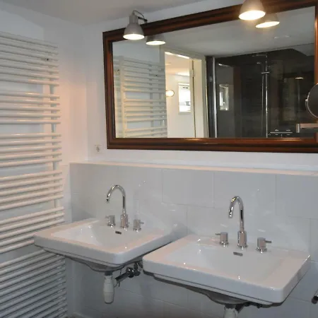 Captivating Houseboat In Loostrecht With Private Terrace לוסדרכט