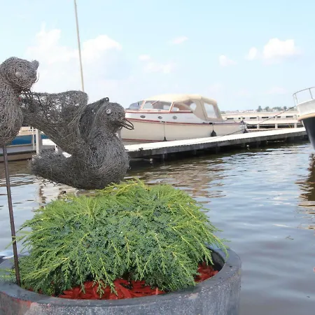 Captivating Houseboat In Loostrecht With Private Terrace ספינת מלון