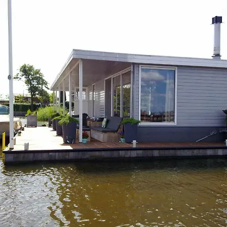 ספינת מלון Captivating Houseboat In Loostrecht With Private Terrace *