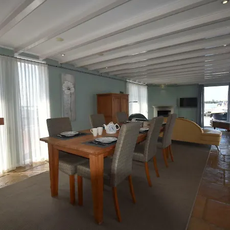ספינת מלון Captivating Houseboat In Loostrecht With Private Terrace לוסדרכט