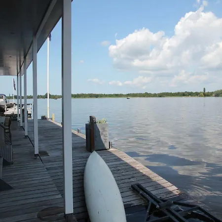 Captivating Houseboat In Loostrecht With Private Terrace ספינת מלון