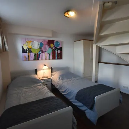 ספינת מלון Captivating Houseboat In Loostrecht With Private Terrace לוסדרכט