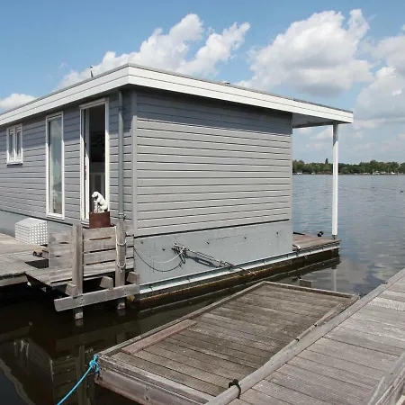 Captivating Houseboat In Loostrecht With Private Terrace לוסדרכט