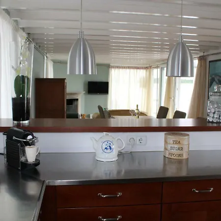Captivating Houseboat In Loostrecht With Private Terrace ספינת מלון *