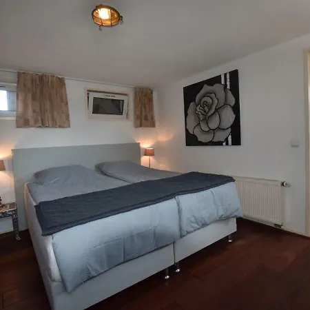 ספינת מלון Captivating Houseboat In Loostrecht With Private Terrace