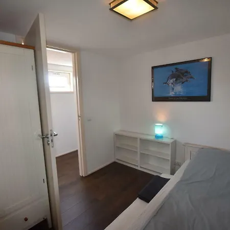 Captivating Houseboat In Loostrecht With Private Terrace לוסדרכט