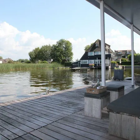 ספינת מלון Captivating Houseboat In Loostrecht With Private Terrace לוסדרכט
